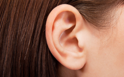 Hygiène auriculaire : pourquoi faut-il se laver les oreilles ?
